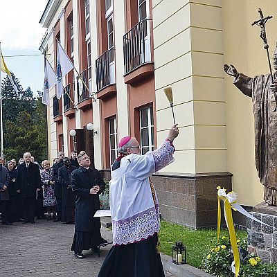 Pomnik św. Jana Pawła II przy Nuncjaturze Apostolskiej